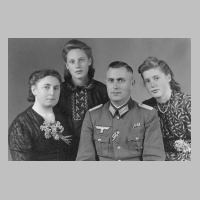 104-0142 Das Ehepaar Charlotte, geb. Laupichler und Edwin Kohnke, mit ihren Toechtern Inge und Siegried.jpg